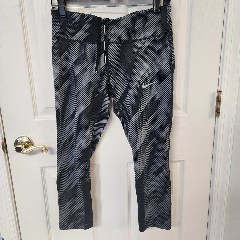 Nike Cropped Dri-Fit Leggings - Medium